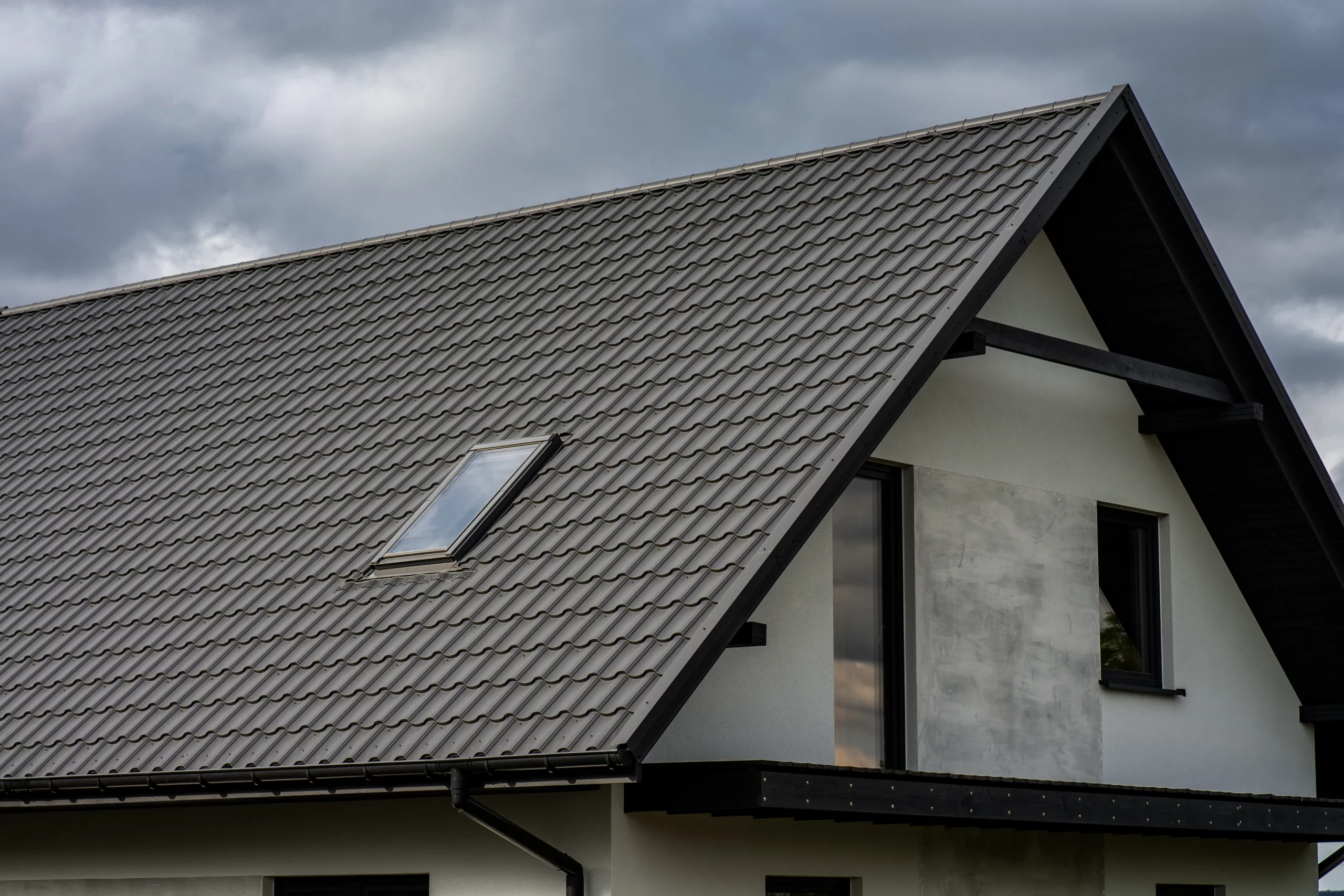 Pokrycia na dach dwuspadowy - blachodachówka, trapez czy rąbek?